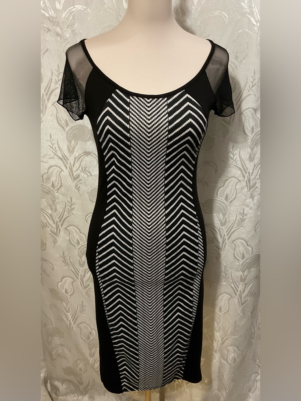 Vibe Sportswear Black & White Chevron Mesh-Sleeve Bodycon Dress